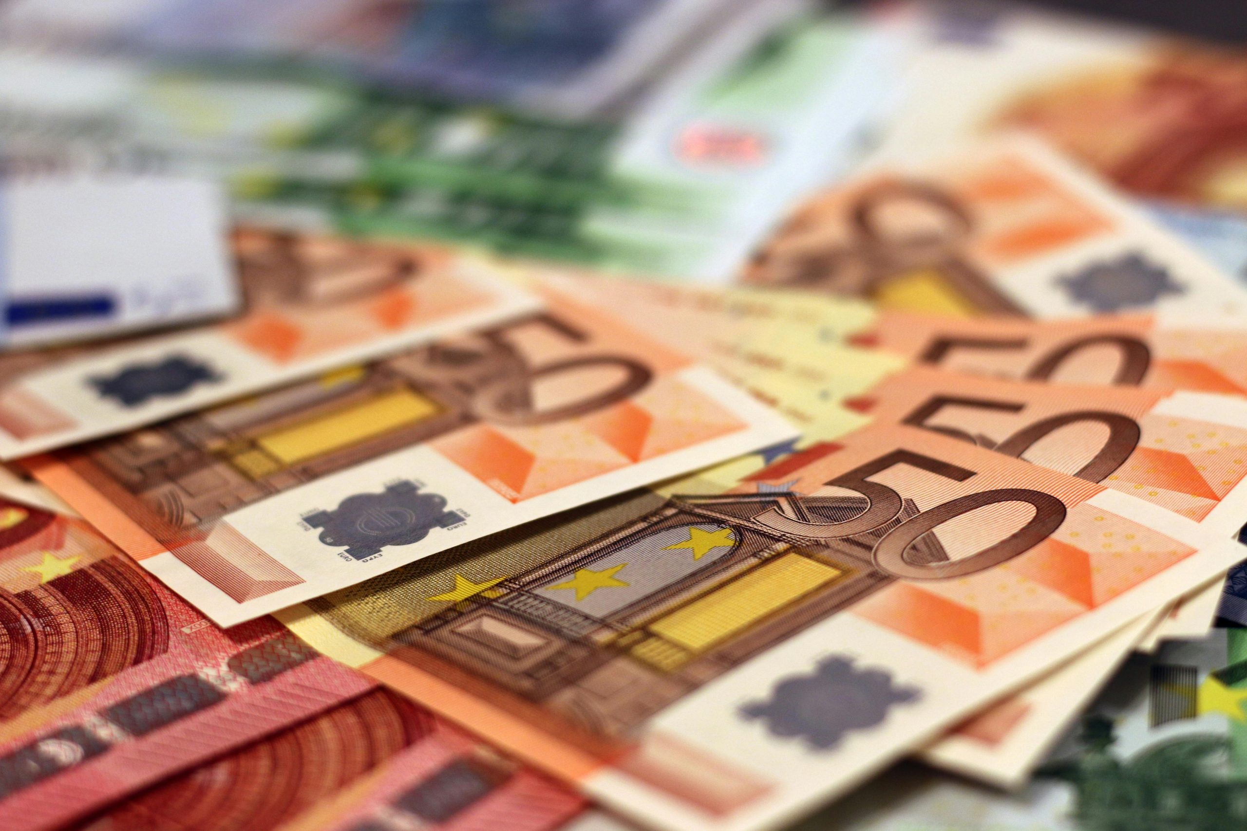banks deals in currencies